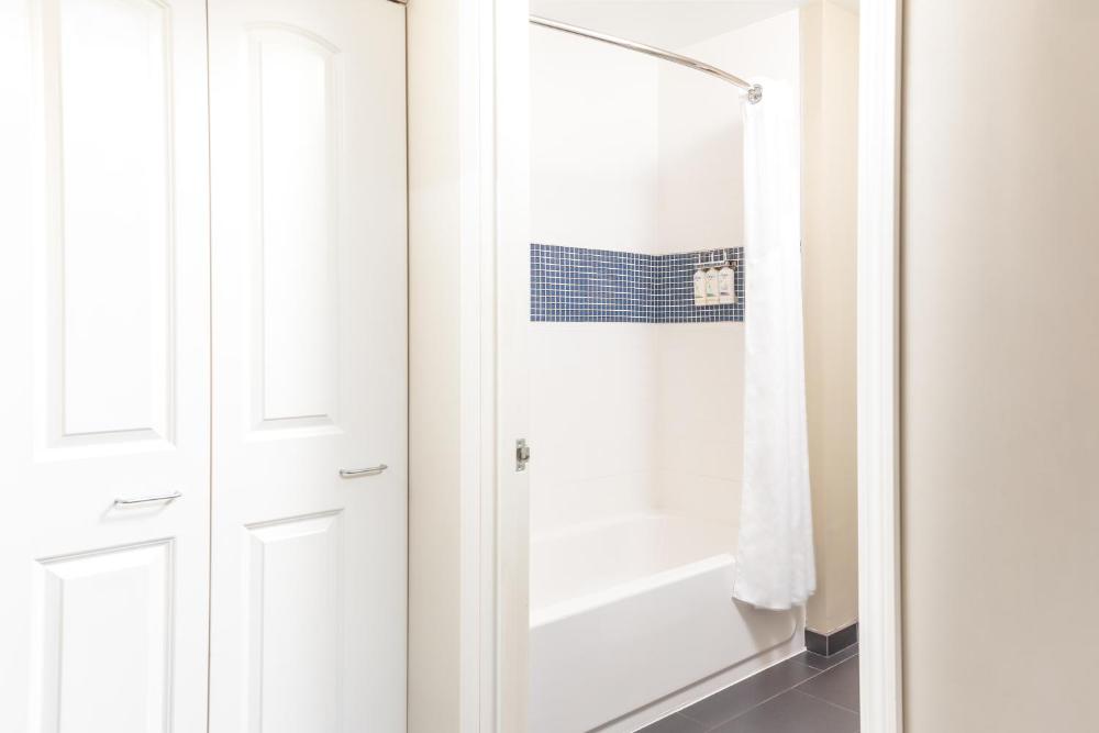 Two-Bedroom Suite with One King and Two Queen Beds - Non-Smoking interior
